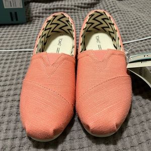 NWT peach TOMS